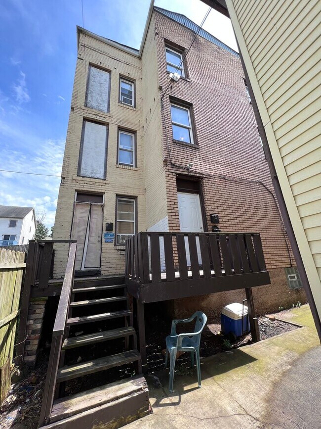 Building Photo - Updated 2 Bedroom apartment