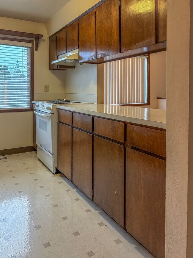 Building Photo - Hillsboro Duplex- 2 Bedroom 1 bathroom with fenced in yard available !