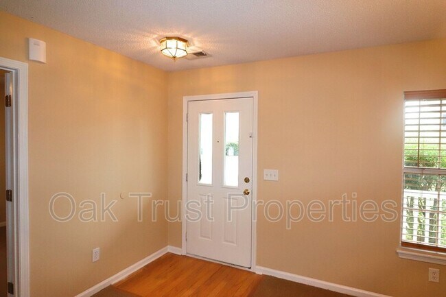 Building Photo - 538 Holiday Dr
