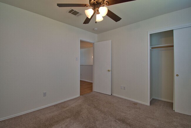 Building Photo - Well Maintained 4 Bed House in Kyle