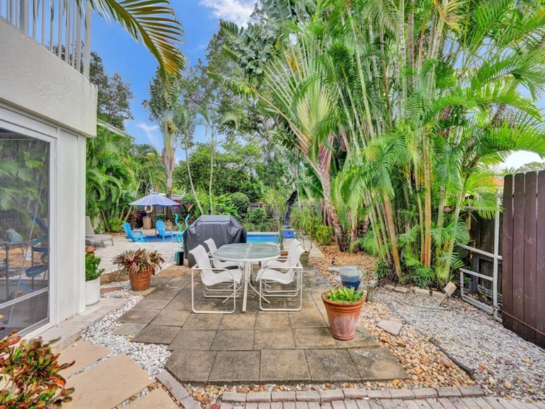 Building Photo - 814 SE 13th St