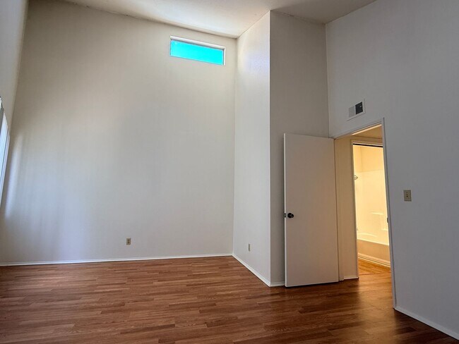 Building Photo - Bright 2 Bedroom Condo with Fireplace, Washer/Dryer, and 1/2 a mile to USD