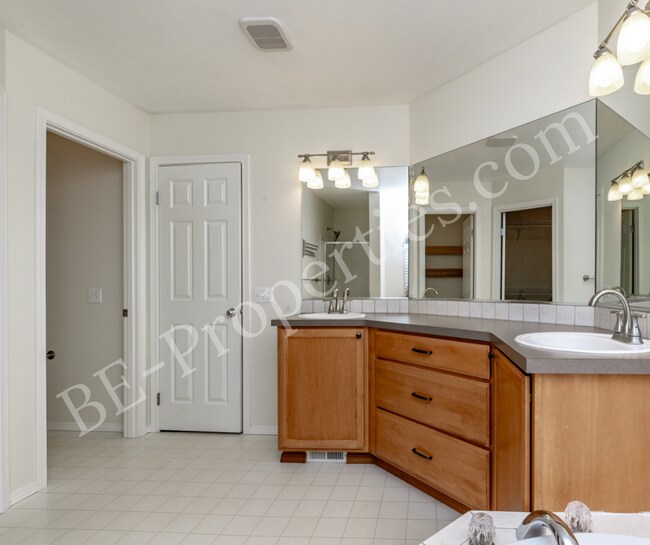 Building Photo - Puyallup Home