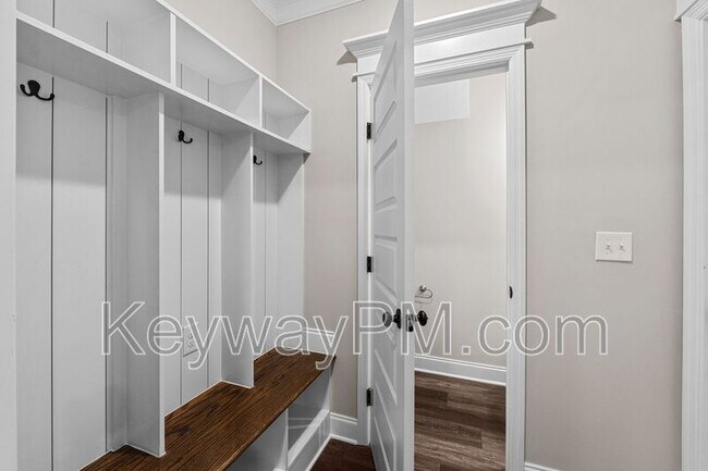 Building Photo - 3070 Venetian Dr