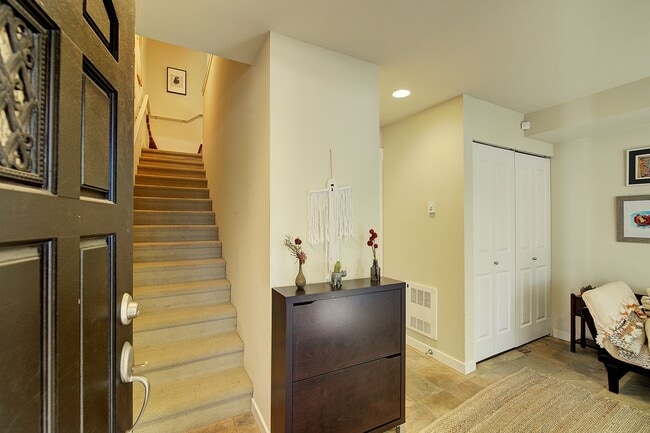 Building Photo - 2bd/2.5ba Seattle Townhome