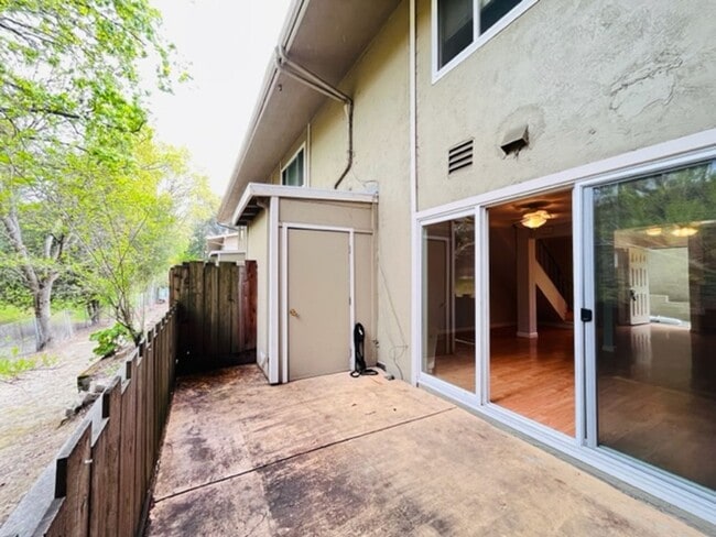 Building Photo - Charming 2BD/1.5BA, Two-Story Townhouse in West Side Danville, Near Downtown- Available NOW!