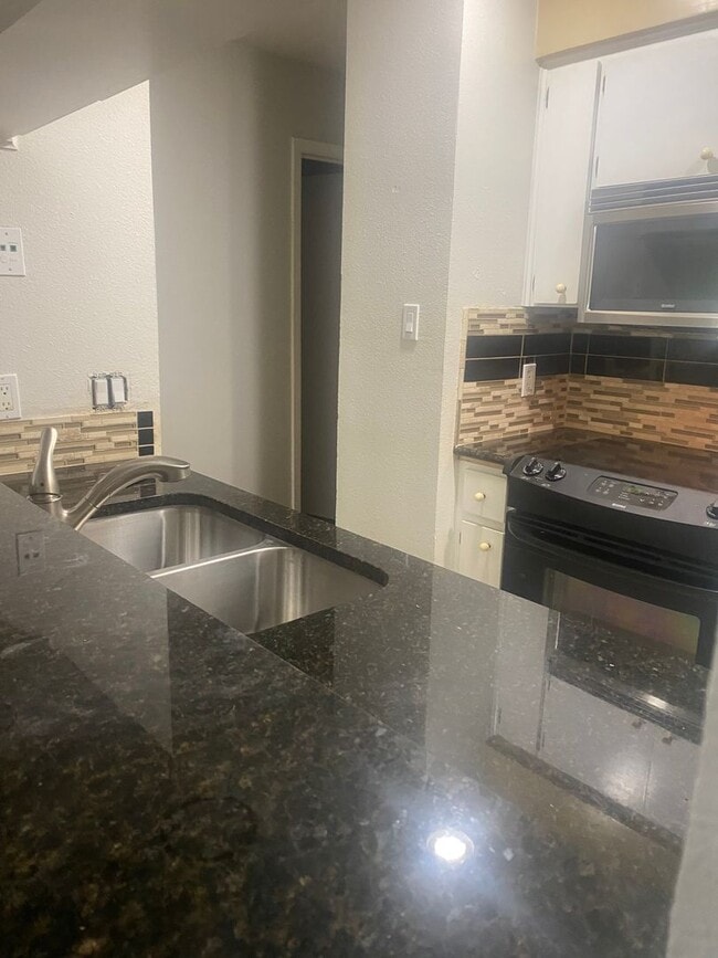 Building Photo - LAW SCHOOL SPECIAL - 1BD PLUS STUDY / 2BD/1BA