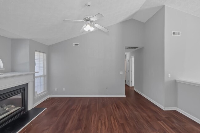 Building Photo - Spacious Home in Prime Location