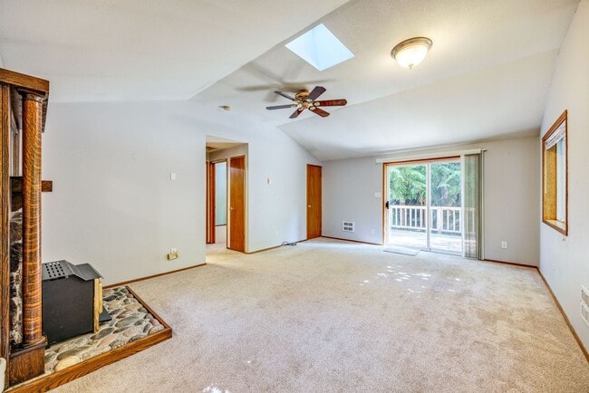Building Photo - 4+ Bedroom Home - Surrounded by Nature, ne...