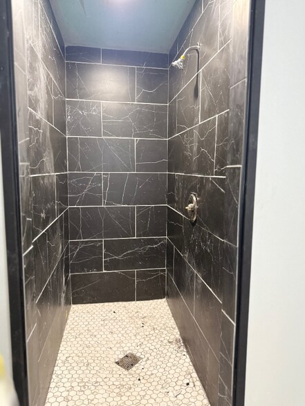 Building Photo - 1629 Netherwood Ave