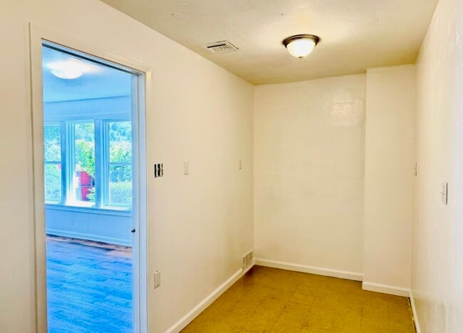 Building Photo - 337 Spruce Dr