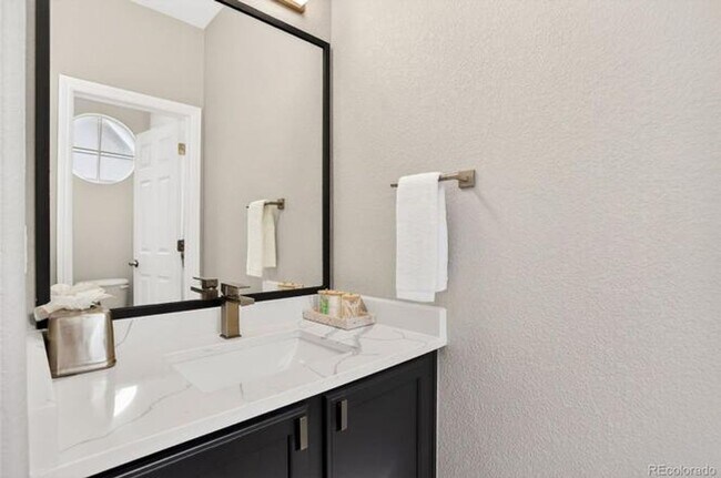 Building Photo - Renovated 2-bed 2.5 bath bright and open townhome located in the heart of Lone Tree!