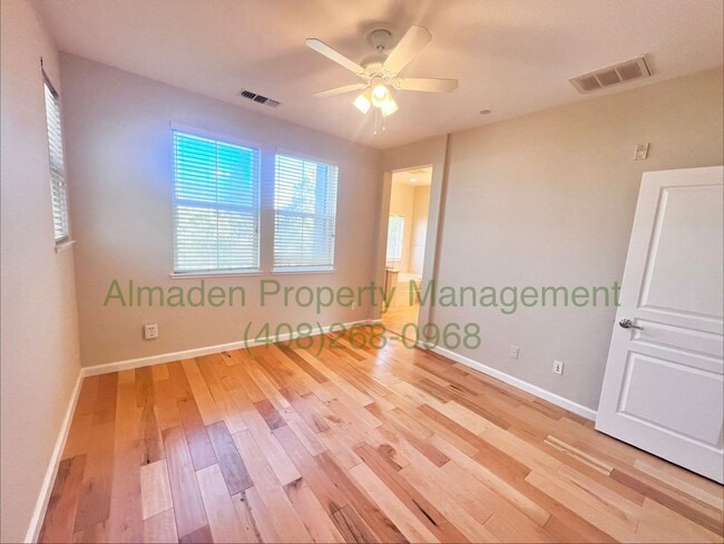 Building Photo - Newer Corner Townhome in Great Location! Central A/C & Pets Negotiable!