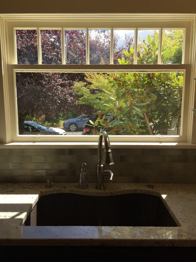 Building Photo - 5237 N Haight Ave