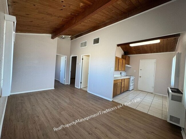 Building Photo - Charming 2 + 1 Duplex in Rosamond