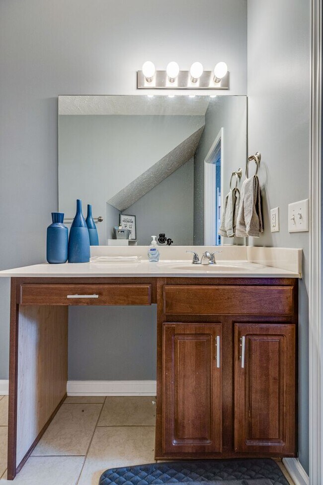 Building Photo - 2 BEDROOM 2 BATH TOWNHOME CLOSE TO DOWNTOWN