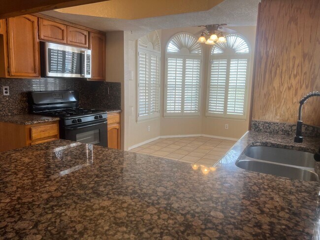 Building Photo - Incredible 4 bedroom, 2 1/2 bath home in East El Paso!!