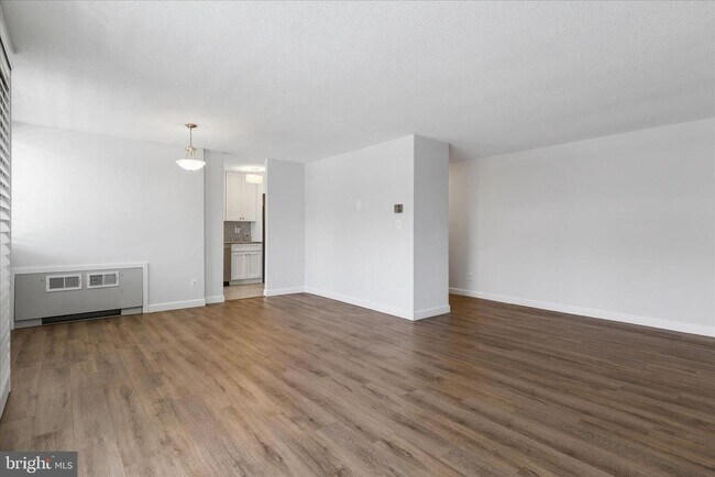 Building Photo - 1301 S Arlington Ridge Rd