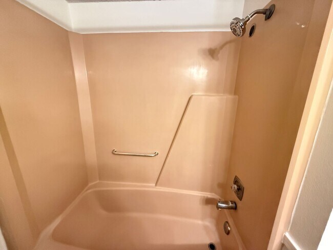 Building Photo - 3 Bedroom Duplex: One bed Downstairs, 2 large bedrooms upstairs