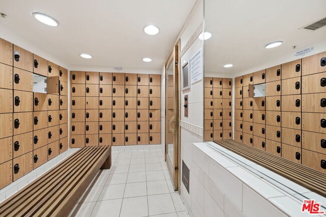 Building Photo - 13700 Marina Pointe Dr