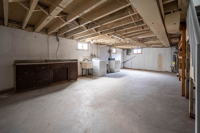 Building Photo - 357 Holland St