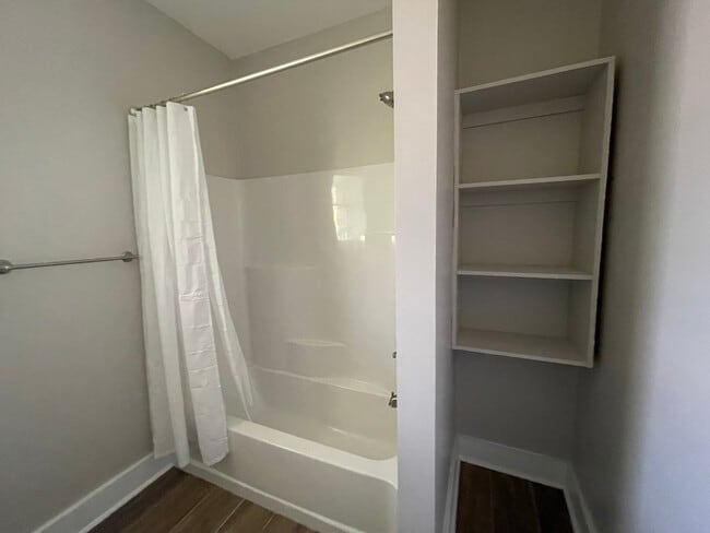 Building Photo - 5 Locust St NE