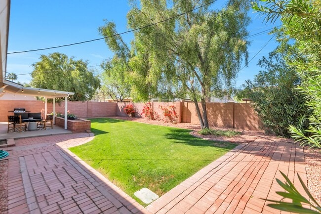 Building Photo - Updated and Spacious 3BED/2BATH Scottsdale Home