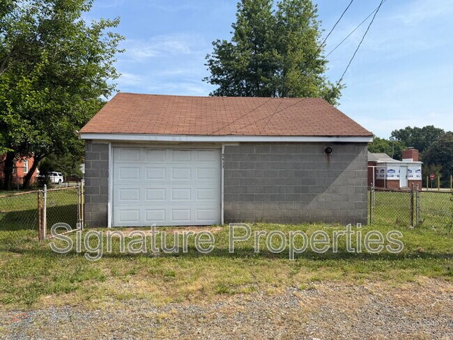 Building Photo - 2411 Carlisle Ave