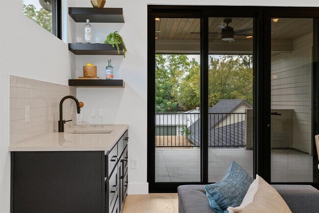 Building Photo - 603 E 47th St