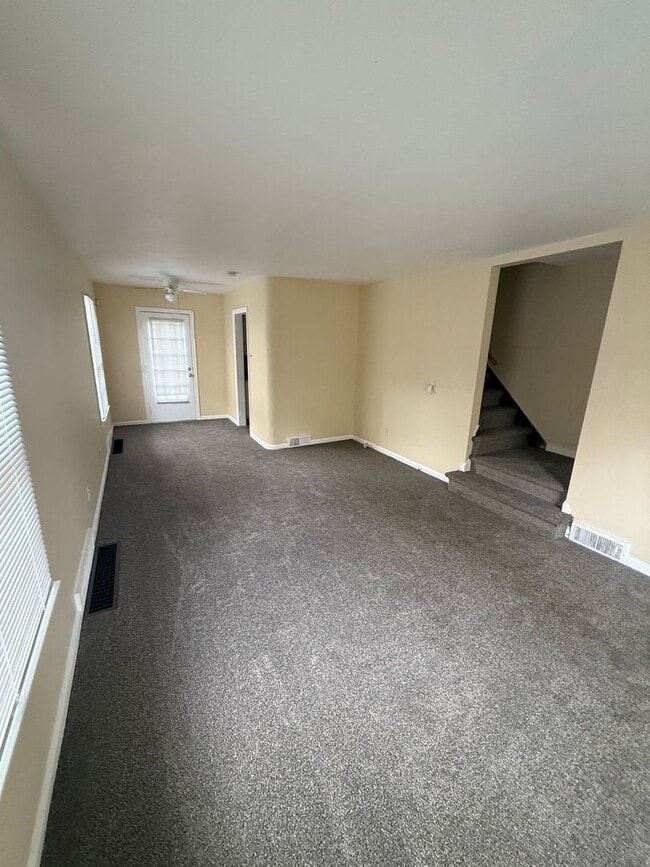 Building Photo - New 2 bed Duplex Listing!