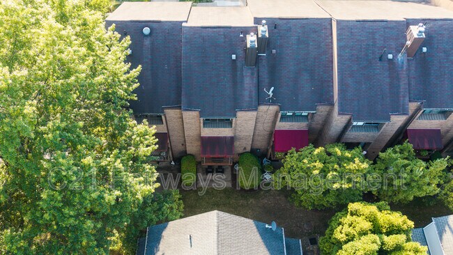 Building Photo - 804 Fairways Dr