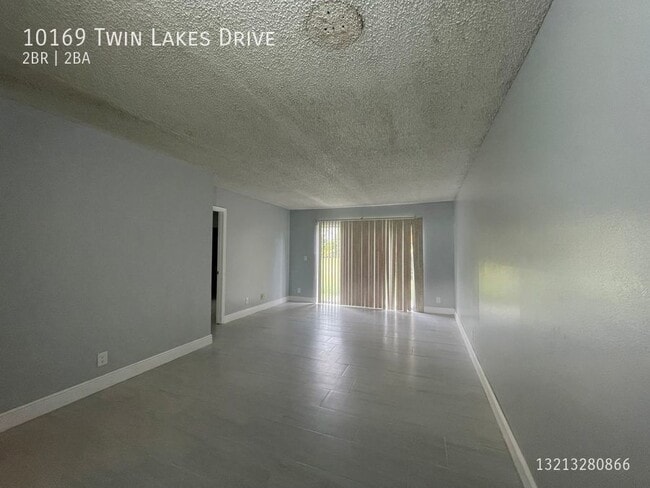 Building Photo - 10169 Twin Lakes Dr