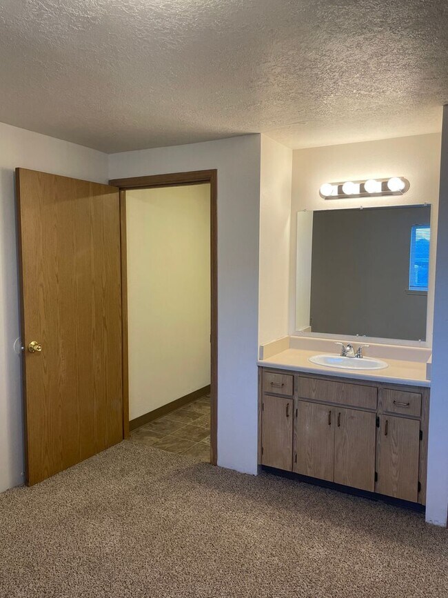 Building Photo - Rent Special: 1/2 Off June's Rent!! Second Floor 3 Bedroom apartment