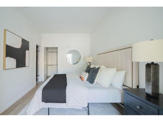 Building Photo - 7 West Dr