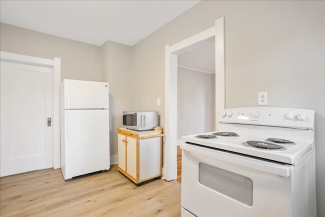 Building Photo - 3 BEDROOM, PLUS 1 BONUS ROOM, 2 BATHROOM SINGLE FAMILY HOME CLOSE TO DOWNTOWN CHEYENNE