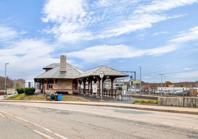 Building Photo - 42 Evergreen Cir