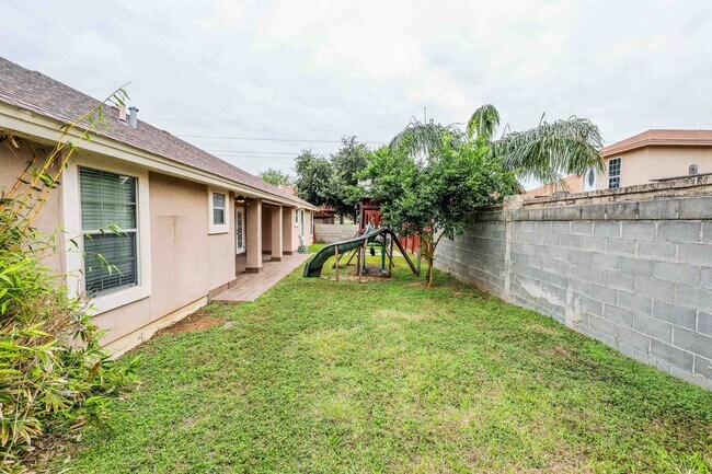 Building Photo - 402 Cayman Ct