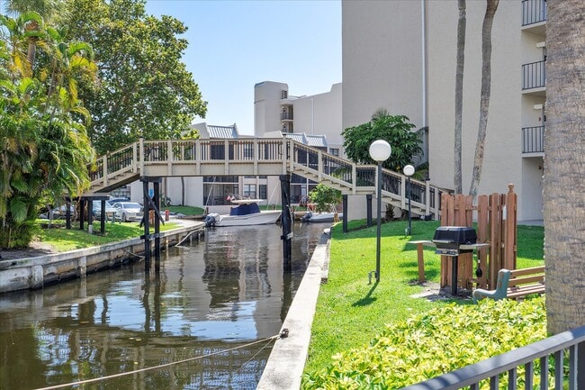 Building Photo - 13 Royal Palm Way
