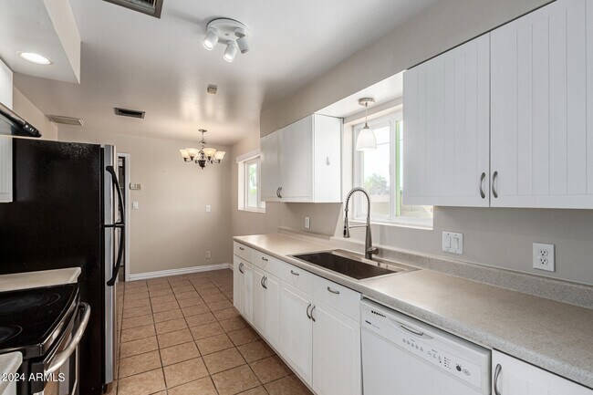 Building Photo - 1854 E Palmcroft Dr