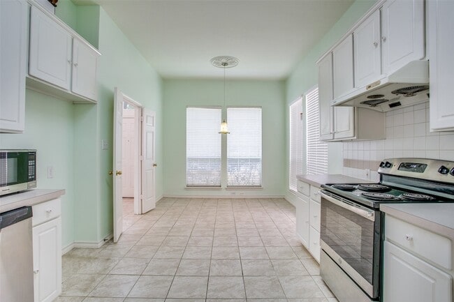 Building Photo - 3021 Sawtooth Dr