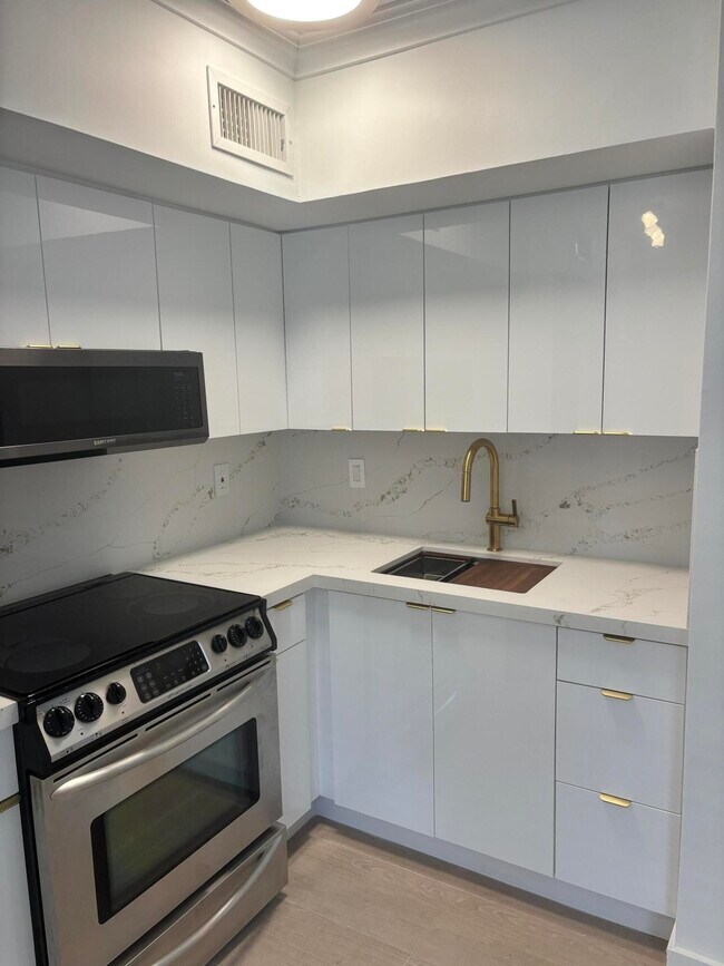 Building Photo - 924 SE 2nd St