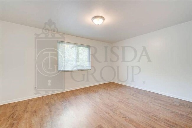 Building Photo - Avail Sept 1st: 2BR Apt in Crafton, 1 Off Street Parking, AC, W/D included, Quartz Countertops, D...