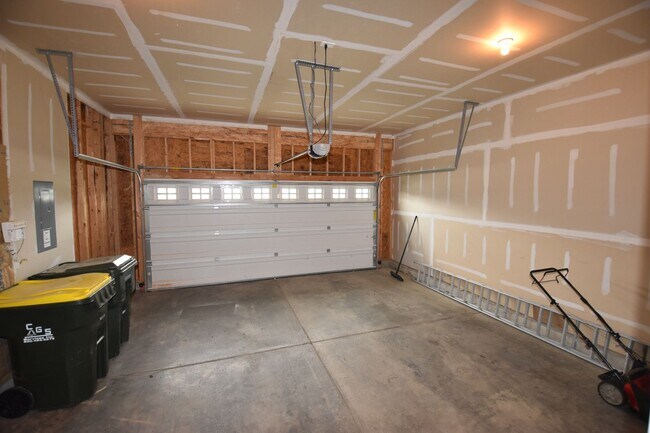 Building Photo - New Palestine 4 Bedroom Home