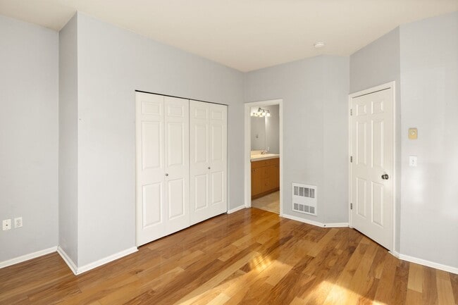 Building Photo - Spacious 3 bed Townhome