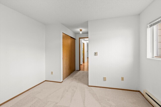 Building Photo - Well Maintained Condo