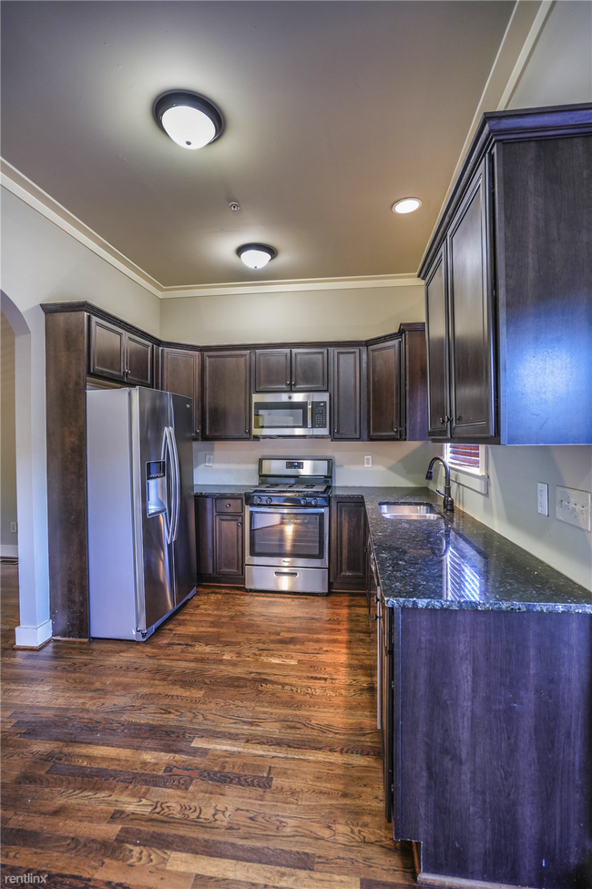 Building Photo - 3 br, 3.5 bath Townhome - 1304 Essex Manor...