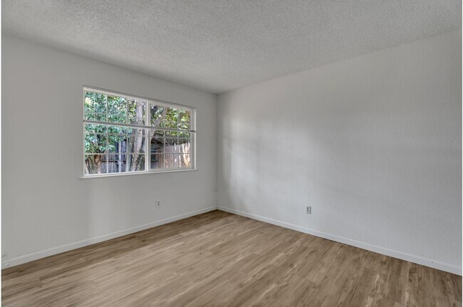 Building Photo - 3944-3944 Renick Way