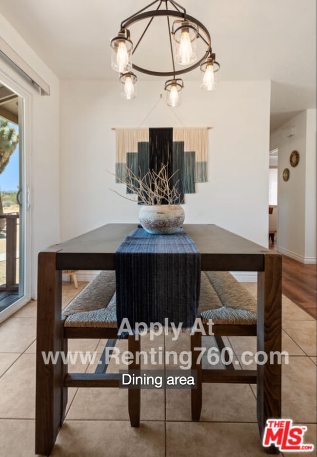 Building Photo - Updated 3 Bed 2 Bath Home on 2.5 Fenced In Acres with paid SOLAR PANELS!!