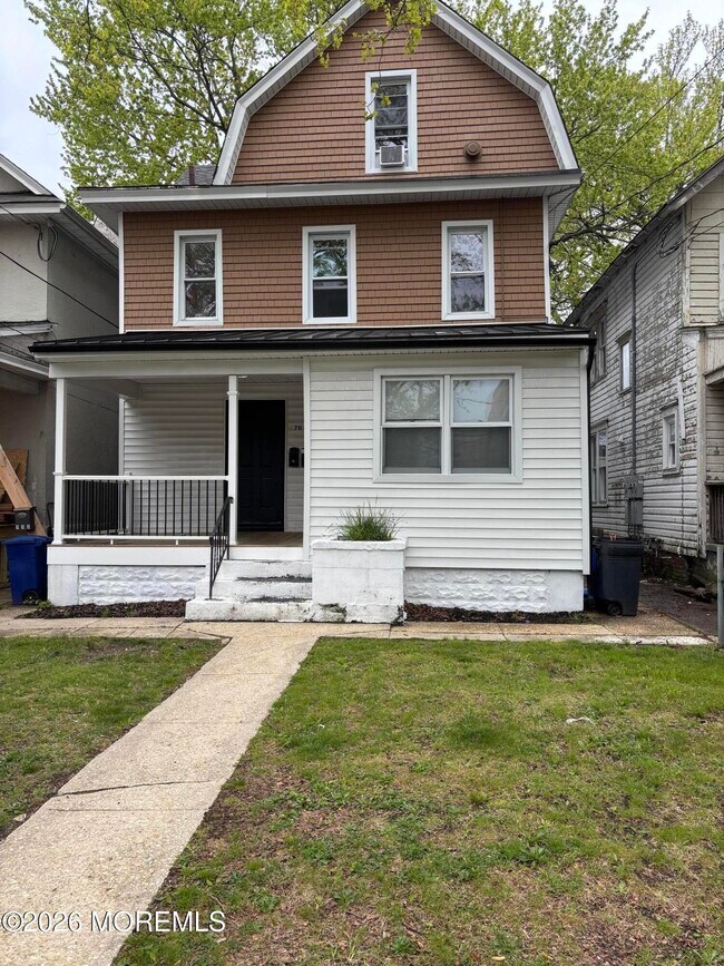 Building Photo - 711 3rd Ave