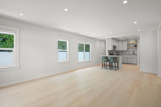 Building Photo - 619 Westmount Dr